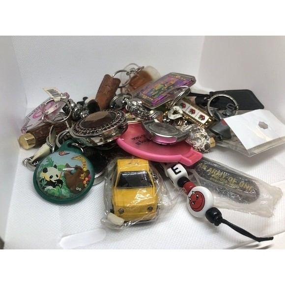 Lot of VINTAGE & COLLECTIBLE KEYCHAINS - 2.0 lbs - Travel~Advertising~more - Picture 2 of 4